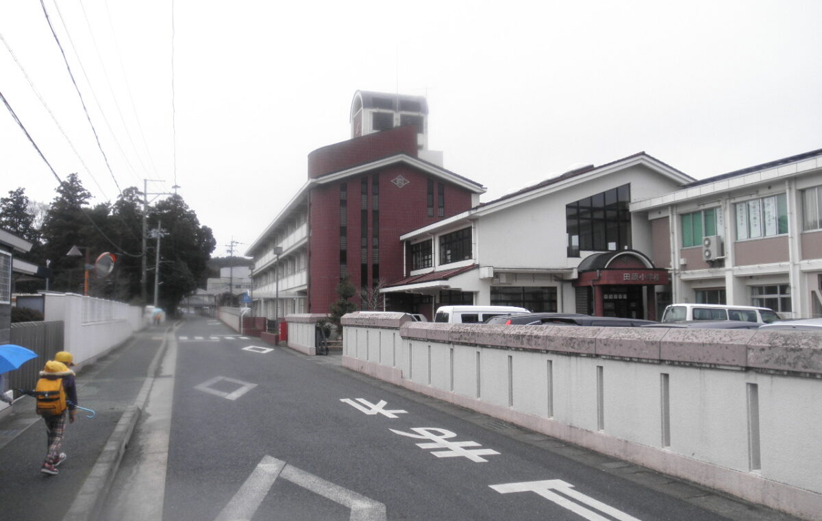 宇治田原町郷之口中林、中央線のない道路