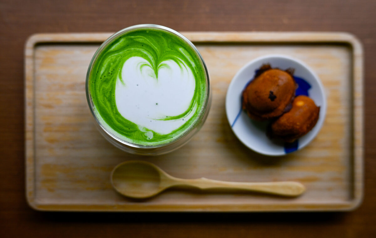 ハートのラテアートが描かれた抹茶ラテ