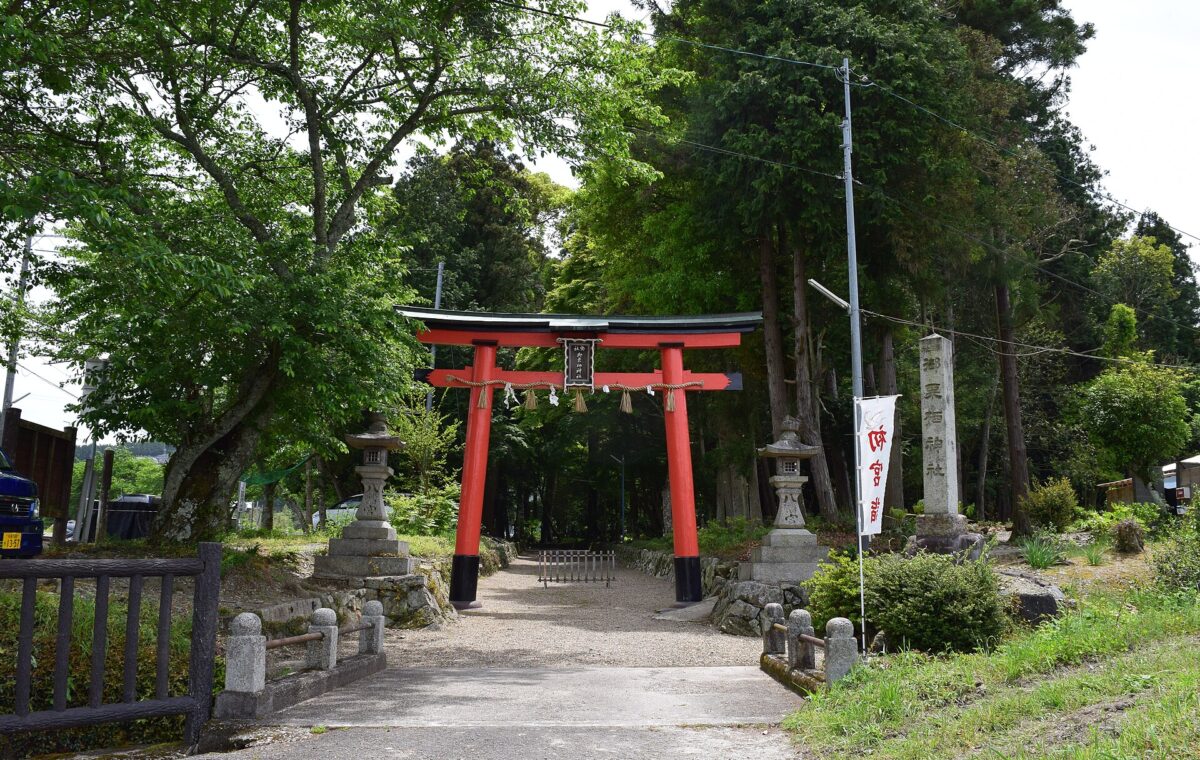 田原祭を担う三社のひとつ、御栗栖神社の朱色の鳥居と参道