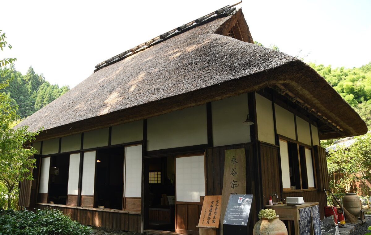 湯屋谷にある茅葺き屋根の永谷宗円生家の外観