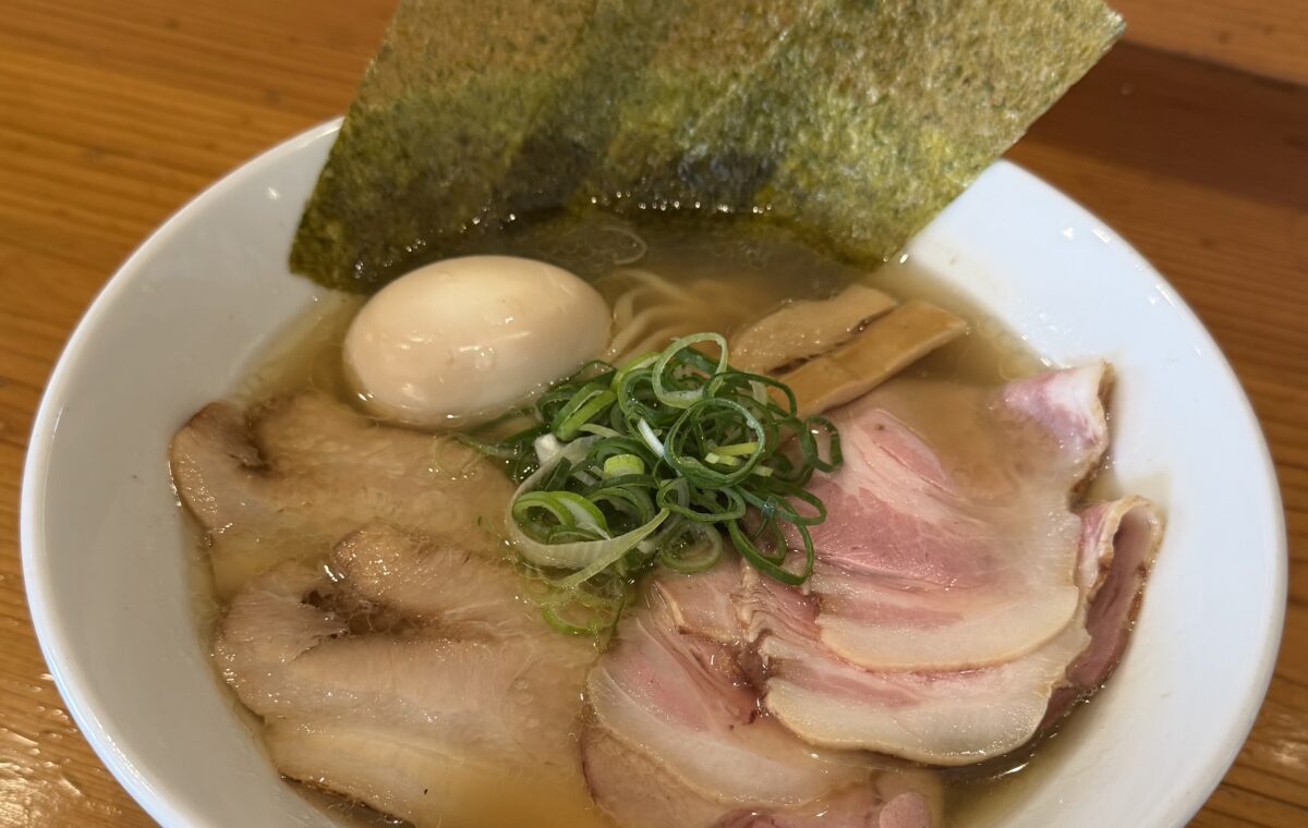 麺屋 希楽夢の特製塩らーめん。澄んだスープにチャーシュー、味玉、海苔がのる